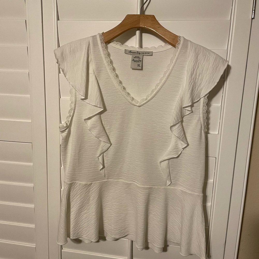 ❤️‍🔥SOLD $5❤️‍🔥Creamy white lace accented feminine top❤️‍🔥❤️‍🔥
